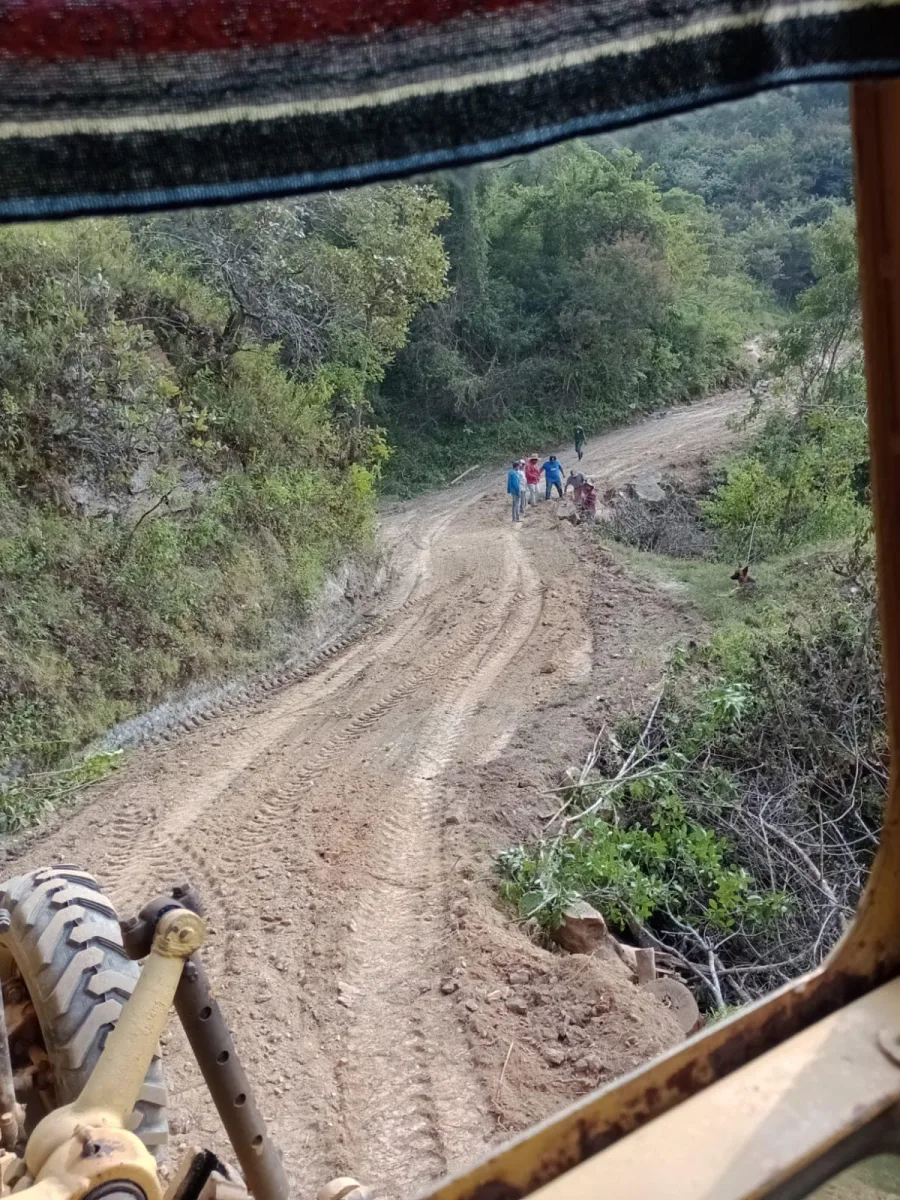 1700768031 112 Mas avances en la Rehabilitacion de Caminos Rurales se trabaja