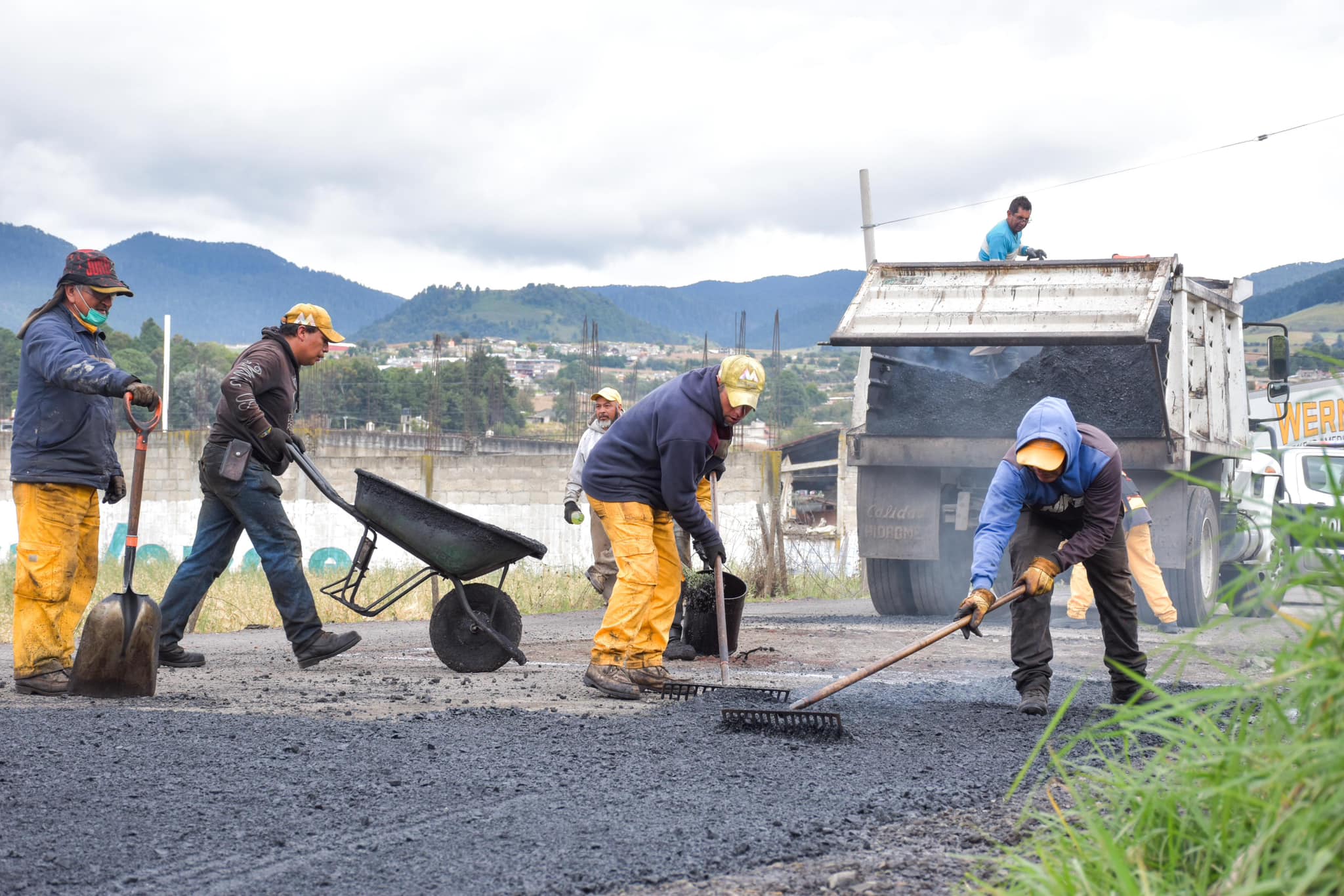 1700774285 711 Continua el Bacheo en la carretera Xalatlaco Ajusco agradecemos