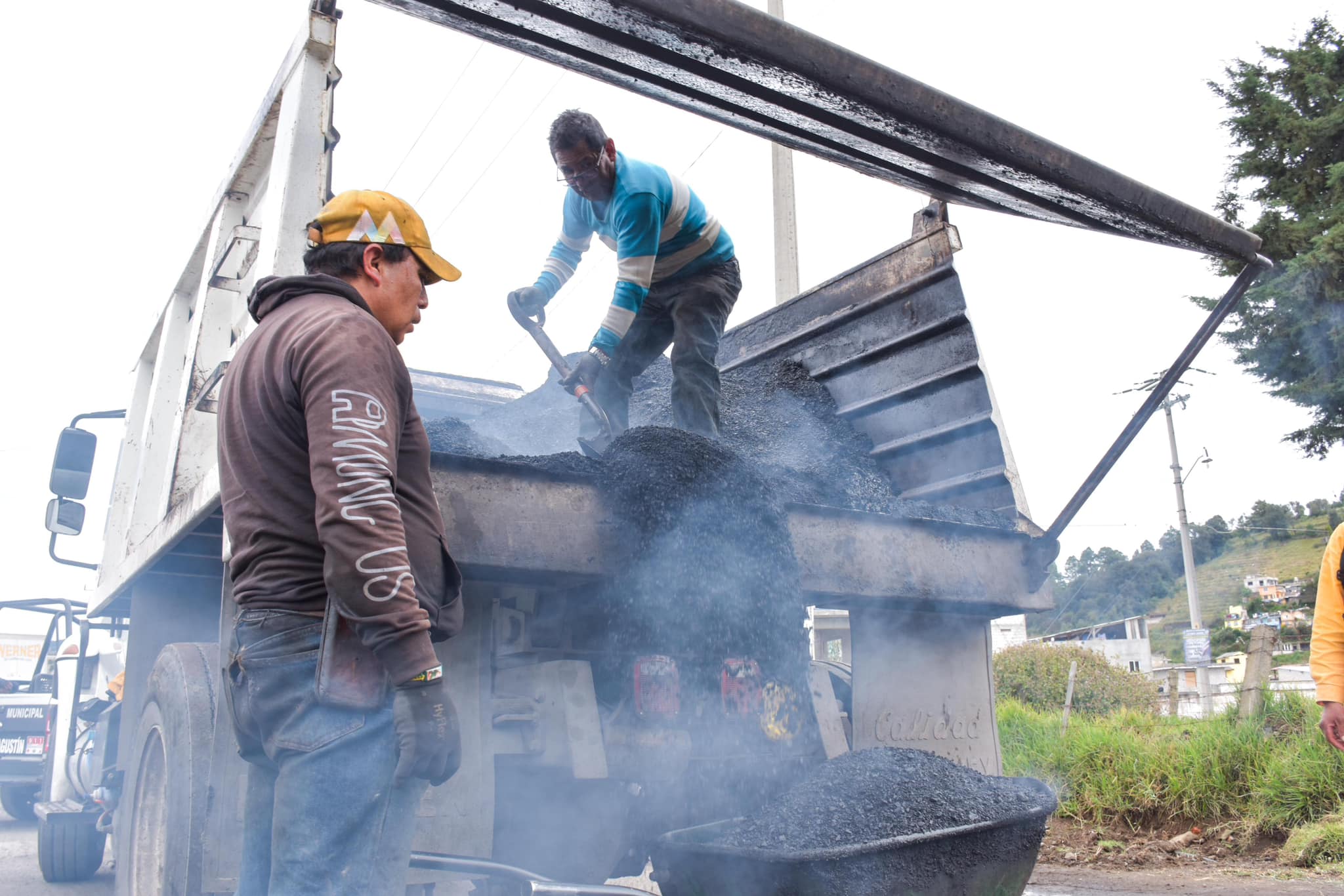 1700774291 561 Continua el Bacheo en la carretera Xalatlaco Ajusco agradecemos