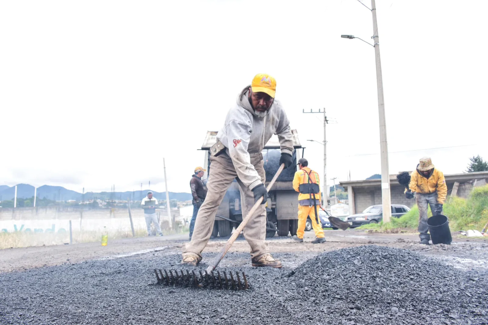 1700774307 Continua el Bacheo en la carretera Xalatlaco Ajusco agradecemos scaled