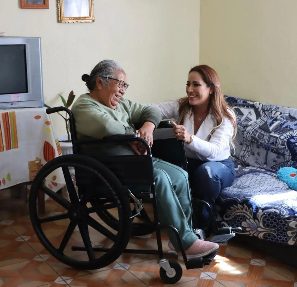 1700850758 Visite a Dona Mari para entregarle su silla de ruedas jpg