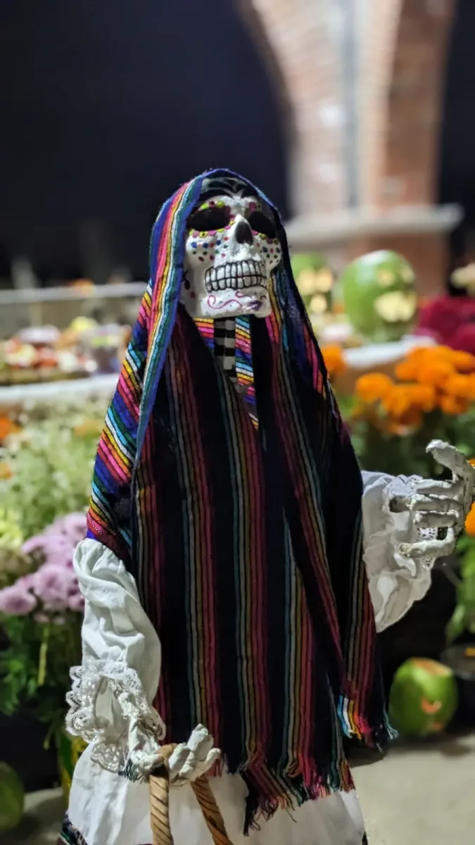 ¡Aqui celebramos el dia de muertos con todo nuestro corazon scaled