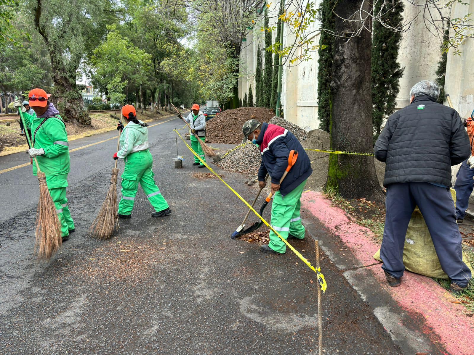 1701725519 670 Personal de ServiciosPublicos realizo trabajos de barrido en el Camellon