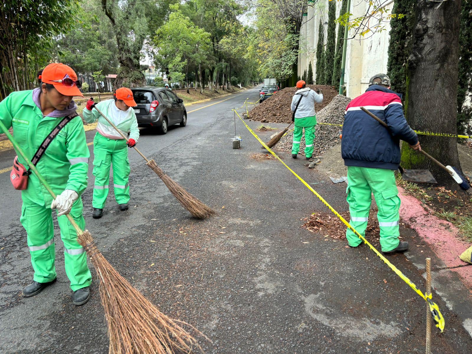 1701725551 Personal de ServiciosPublicos realizo trabajos de barrido en el Camellon