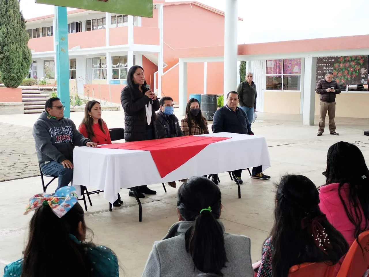 1701733828 En la escuela primaria de San Diego Suchitepec la Secretaria jpg