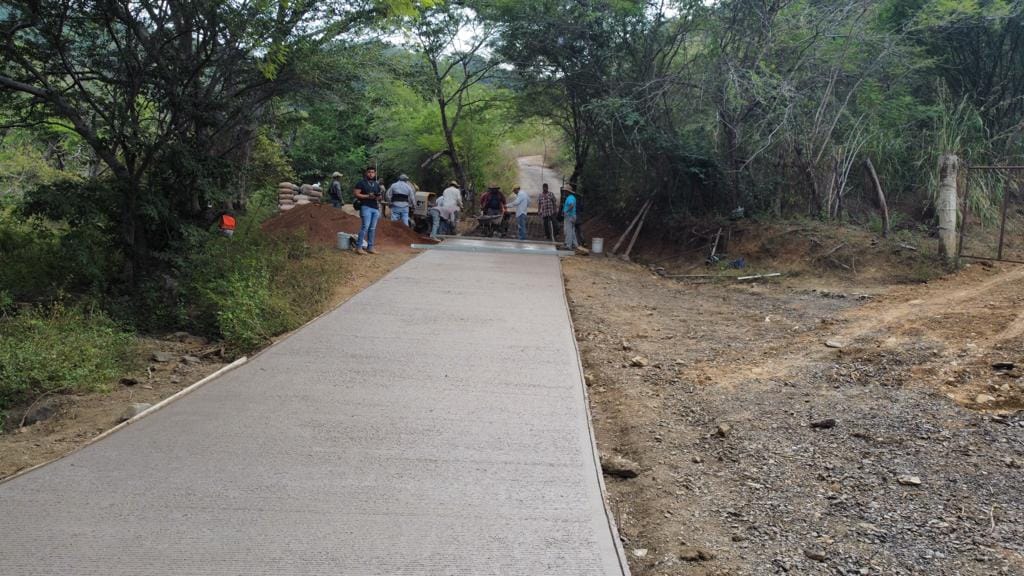 1701734170 542 Calle de concreto hidrahuilico de la comunidad de El Cascalote