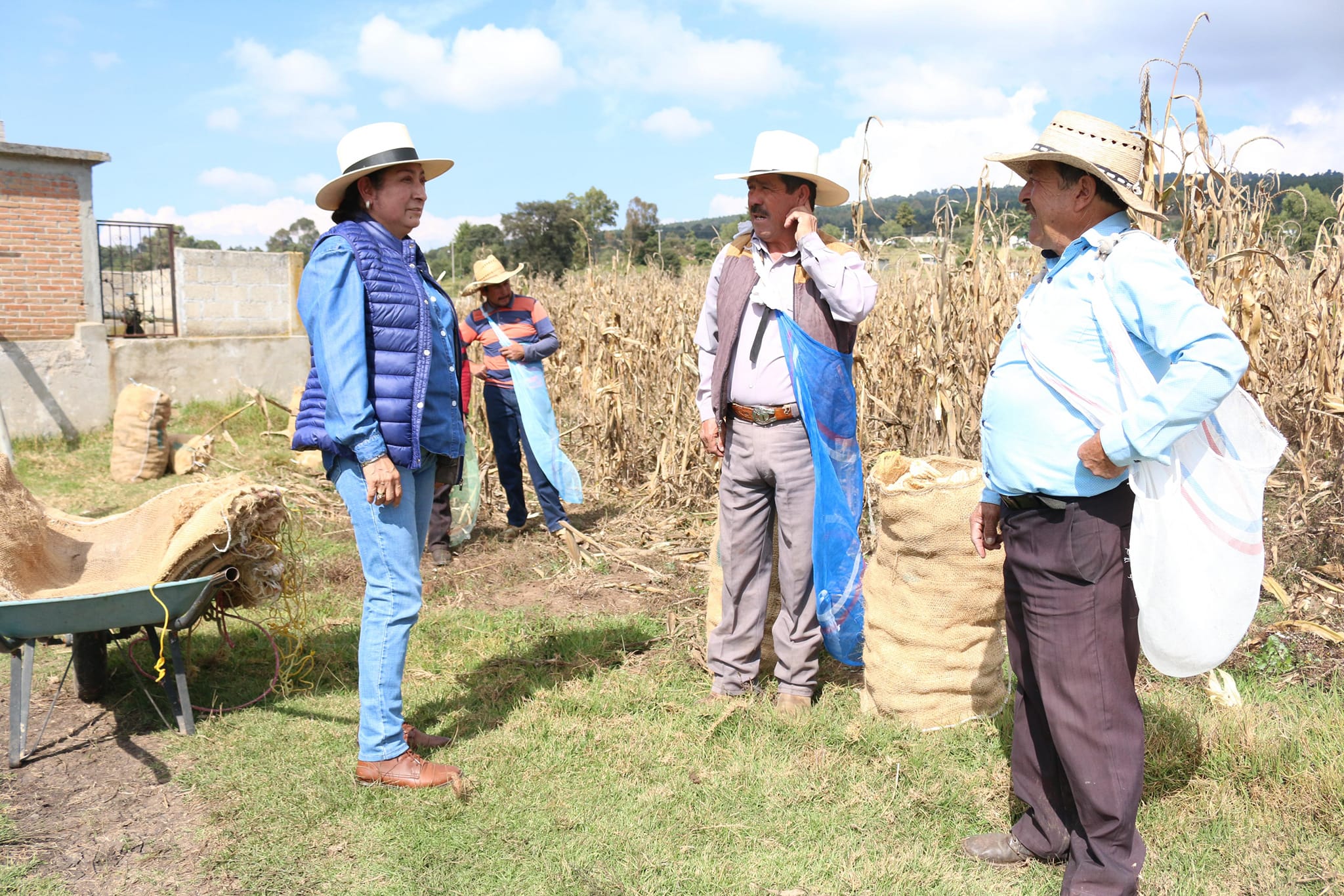 1701798758 744 La Presidenta Municipal Maria Luisa Carmona Alvarado superviso la construccion