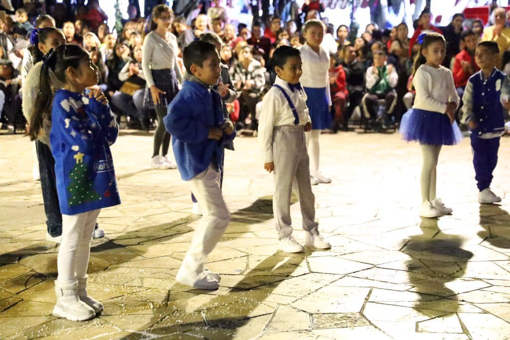 1701811126 713 ¡Celebremos juntos el espiritu navideno con luces que brillan como