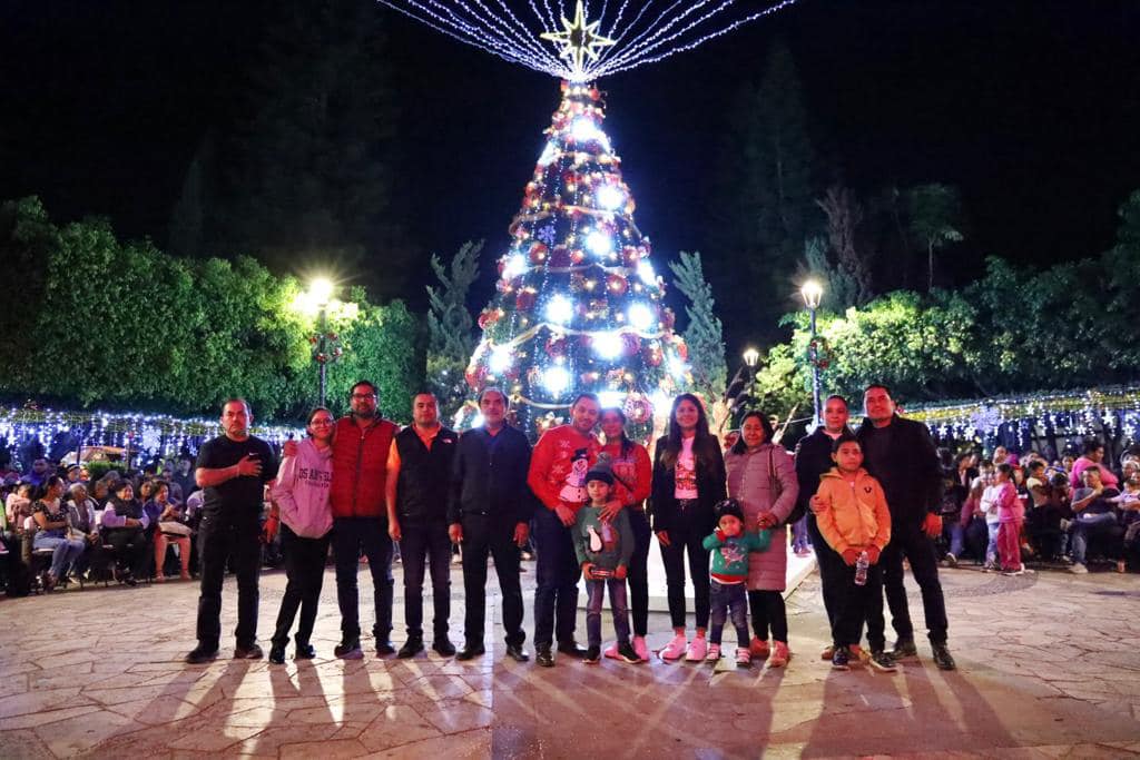 1701811151 ¡Celebremos juntos el espiritu navideno con luces que brillan como