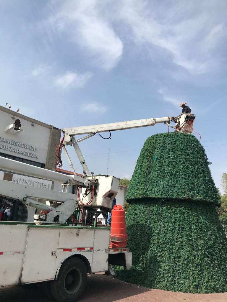 1701812250 609 Personal de ServiciosPublicos trabajan en la instalacion y decoracion del