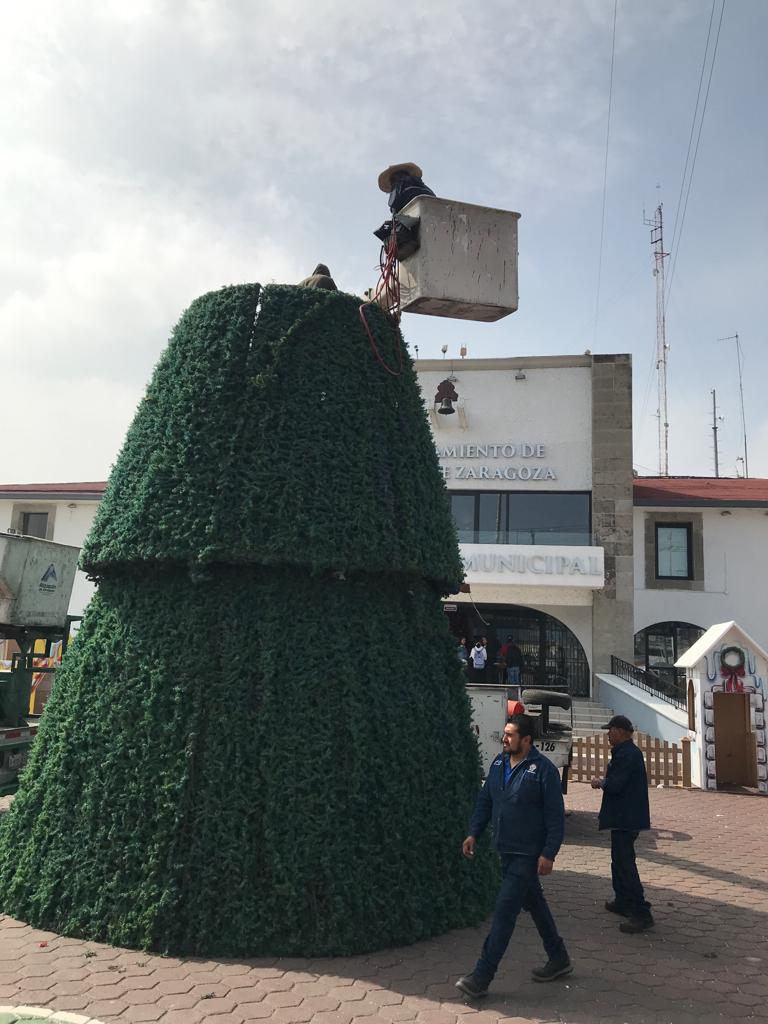 1701812256 546 Personal de ServiciosPublicos trabajan en la instalacion y decoracion del