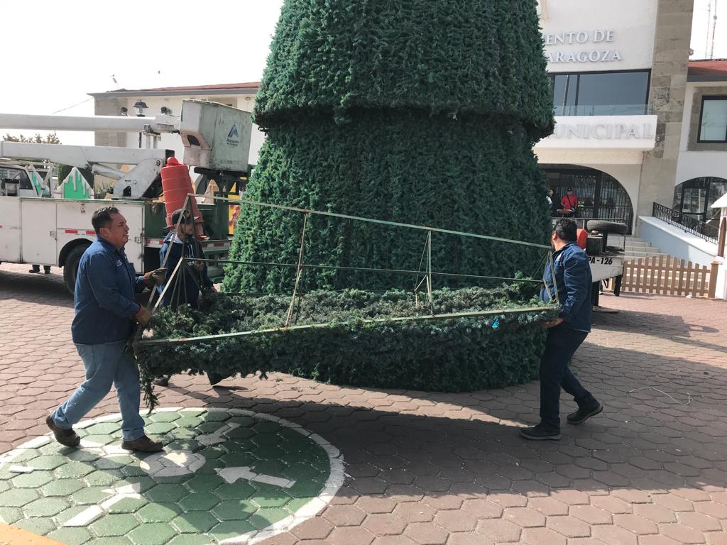 1701812262 623 Personal de ServiciosPublicos trabajan en la instalacion y decoracion del