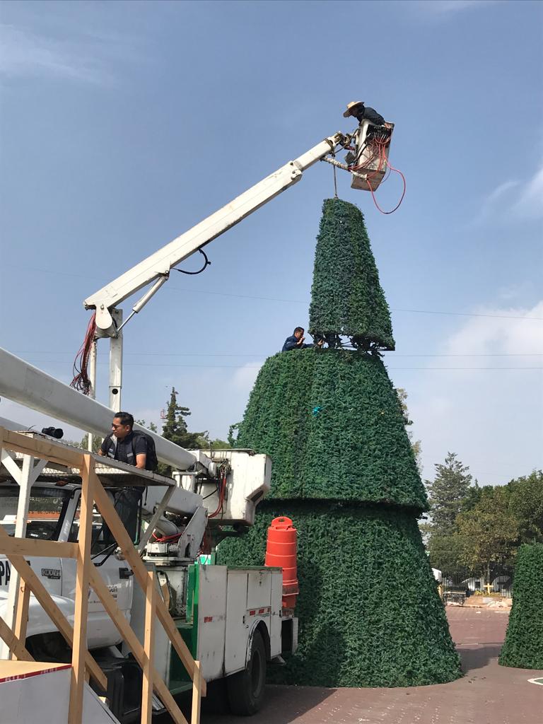 1701812267 517 Personal de ServiciosPublicos trabajan en la instalacion y decoracion del