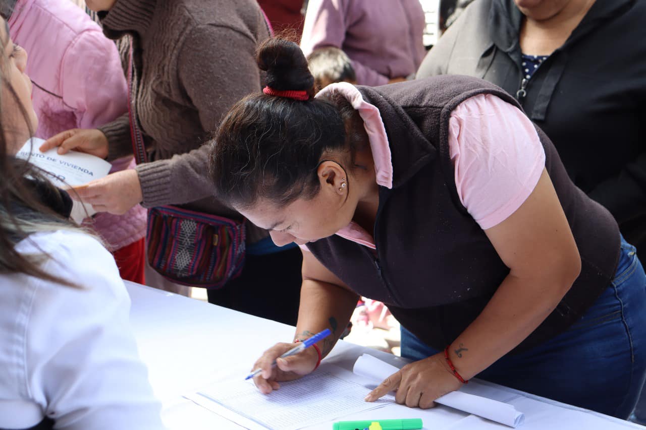 1701816999 754 Entrega de vales de equipamiento de calentadores solares pisos y