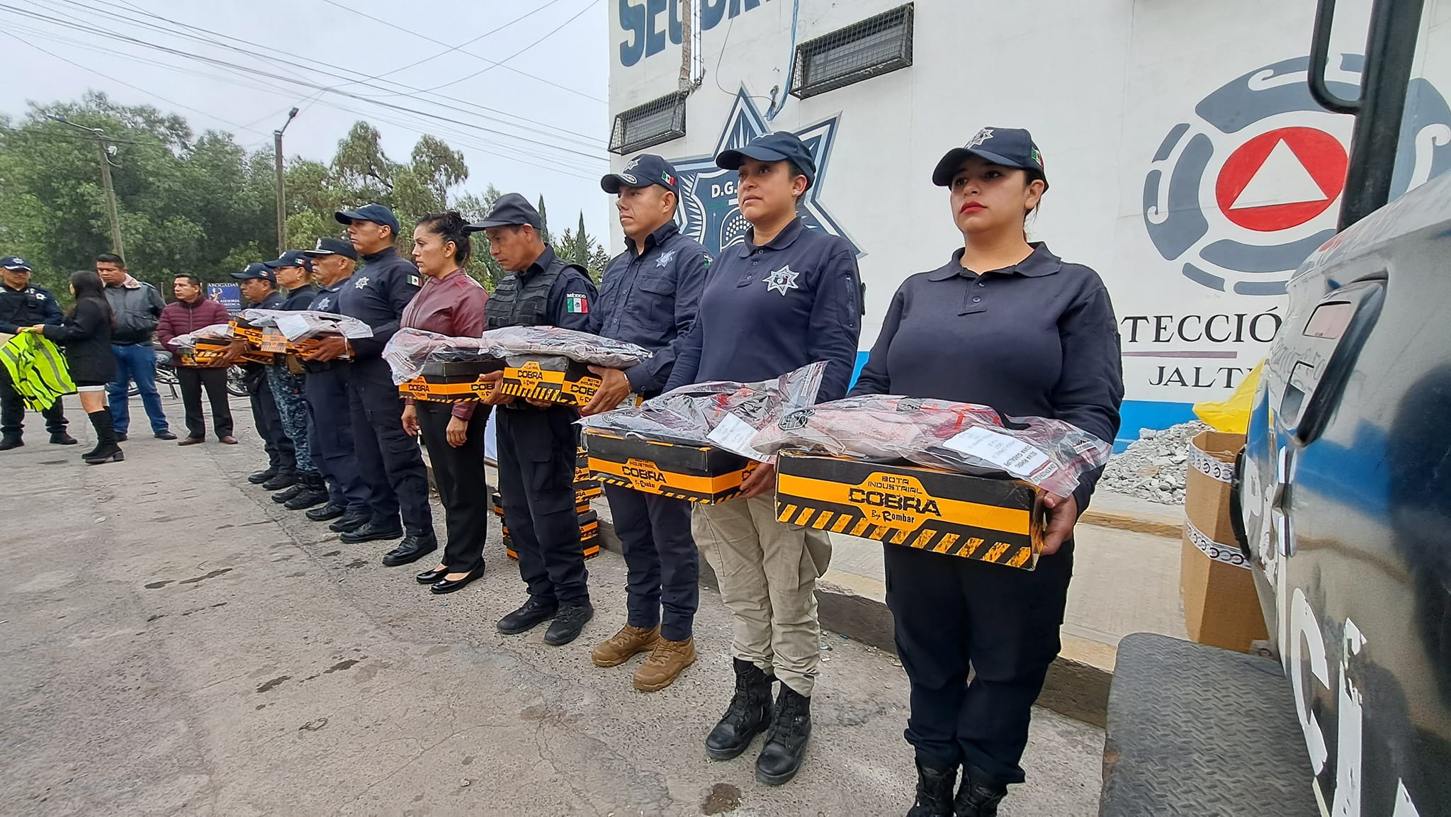 1701875764 886 Alcaldesa entrega uniformes a elementos de seguridad publica