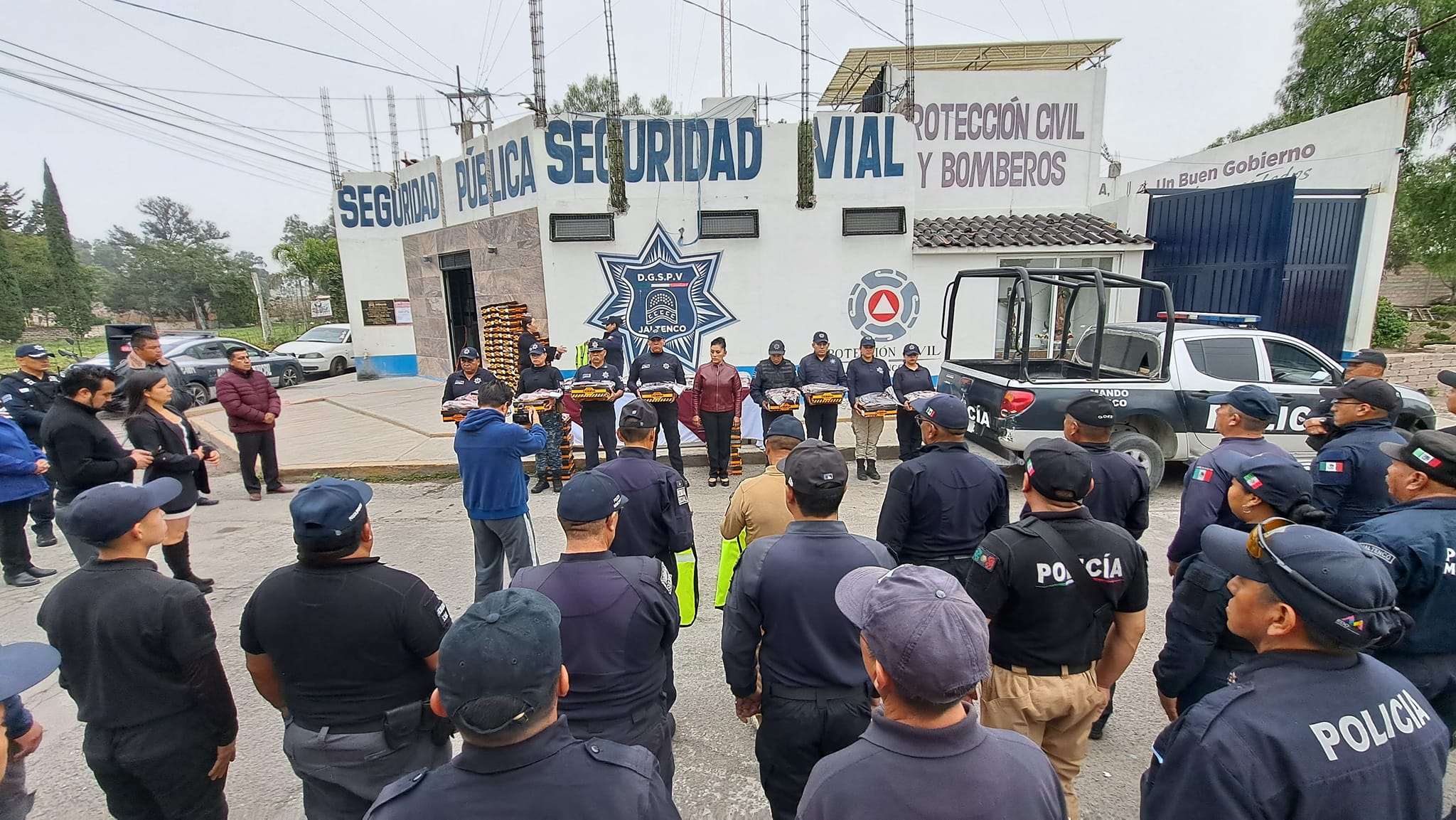 1701875769 962 Alcaldesa entrega uniformes a elementos de seguridad publica