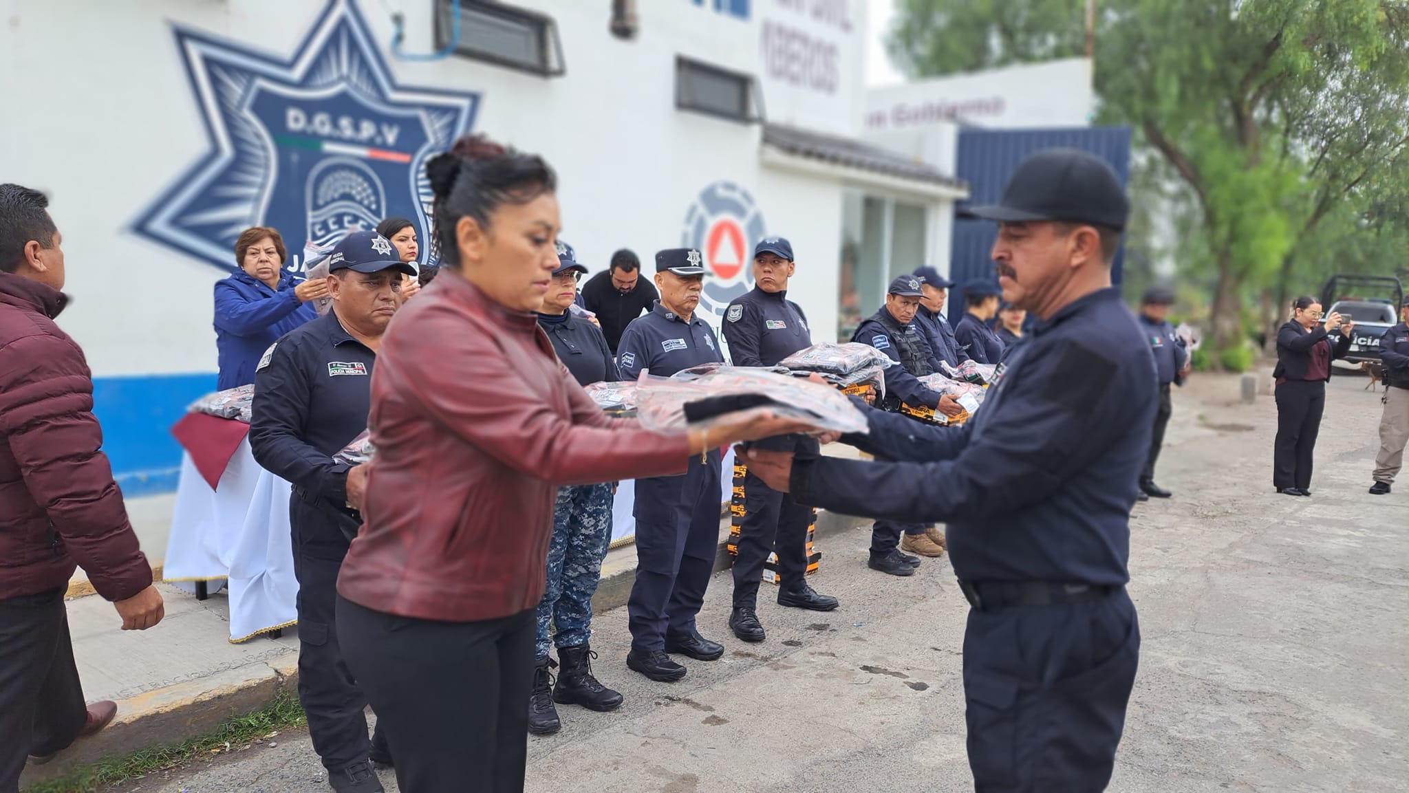 1701875775 337 Alcaldesa entrega uniformes a elementos de seguridad publica