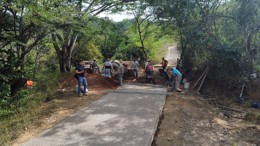 1701885920 Calle de concreto hidrahuilico de la comunidad de El Cascalote