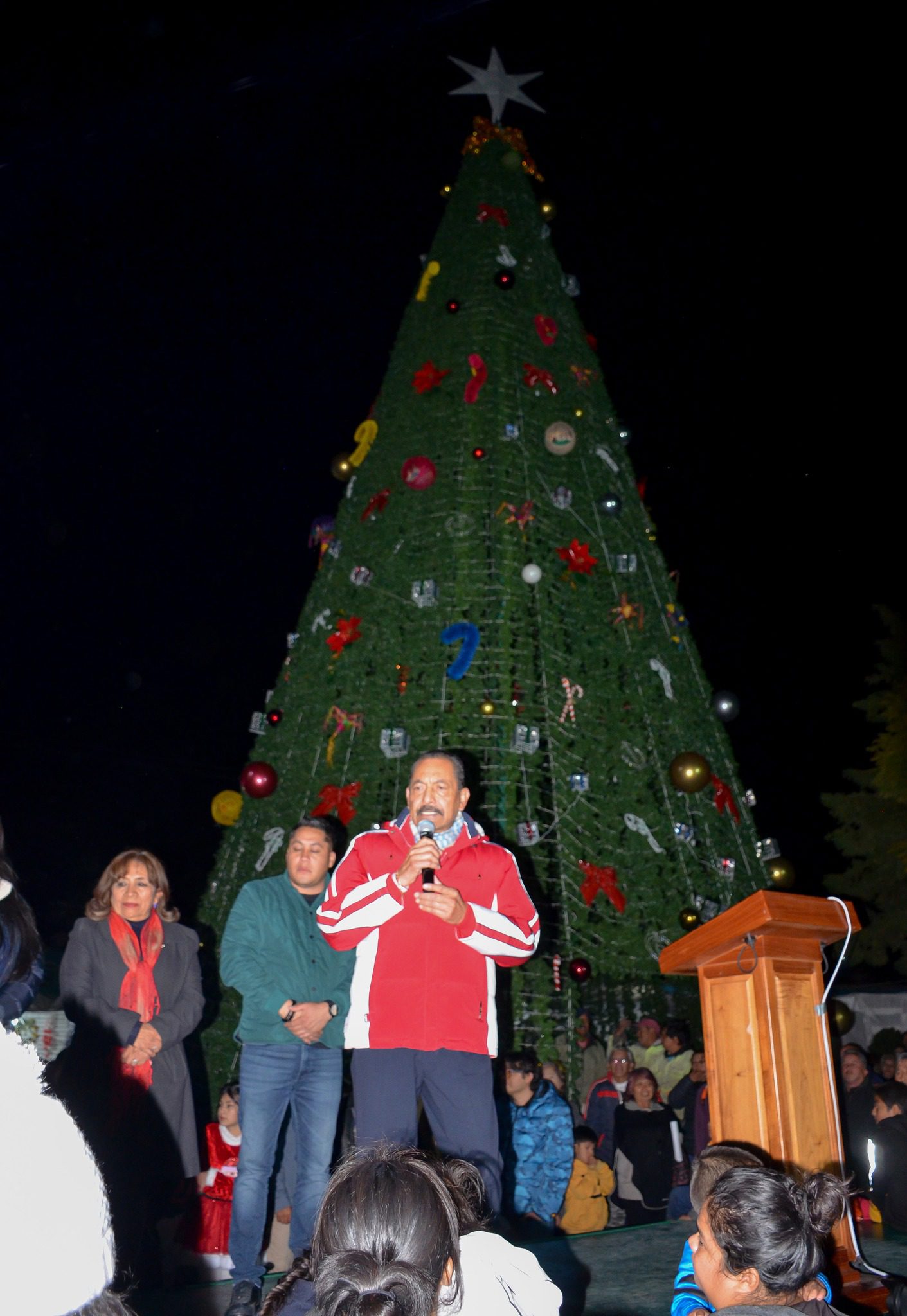 1701953781 435 Asi vivimos esta tarde y noche el Encendido del Arbol