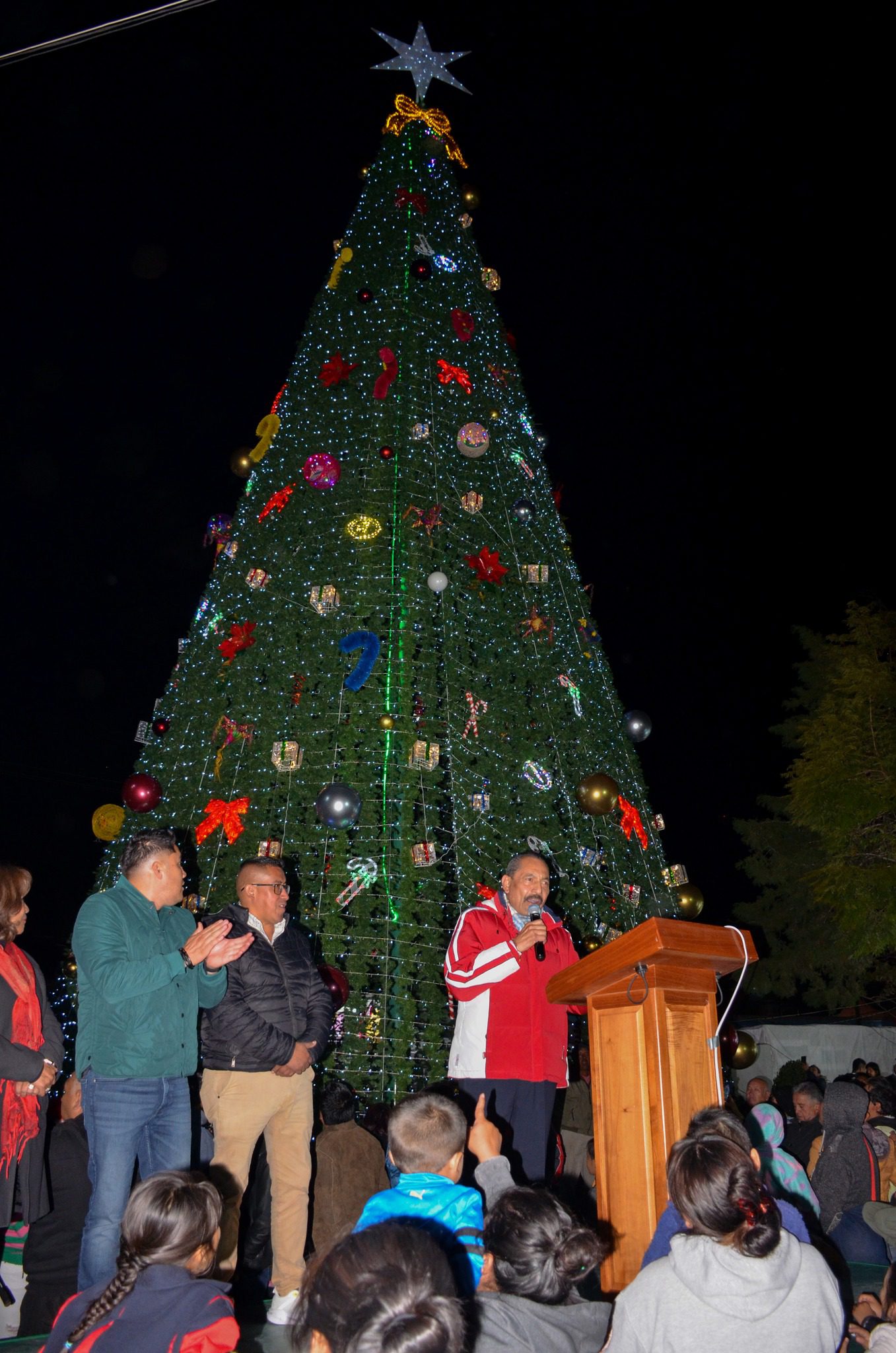 1701953786 351 Asi vivimos esta tarde y noche el Encendido del Arbol