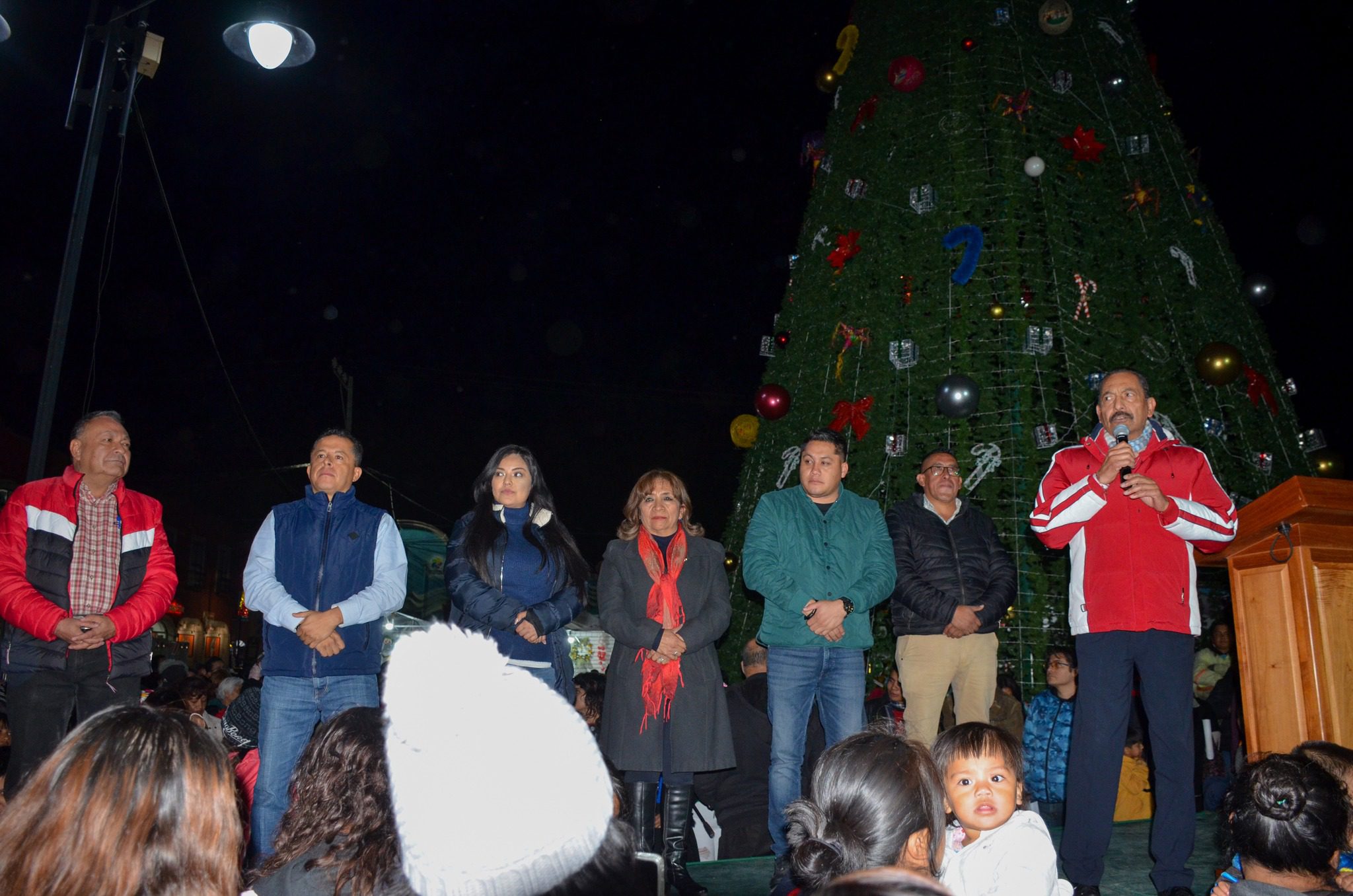 1701953797 518 Asi vivimos esta tarde y noche el Encendido del Arbol