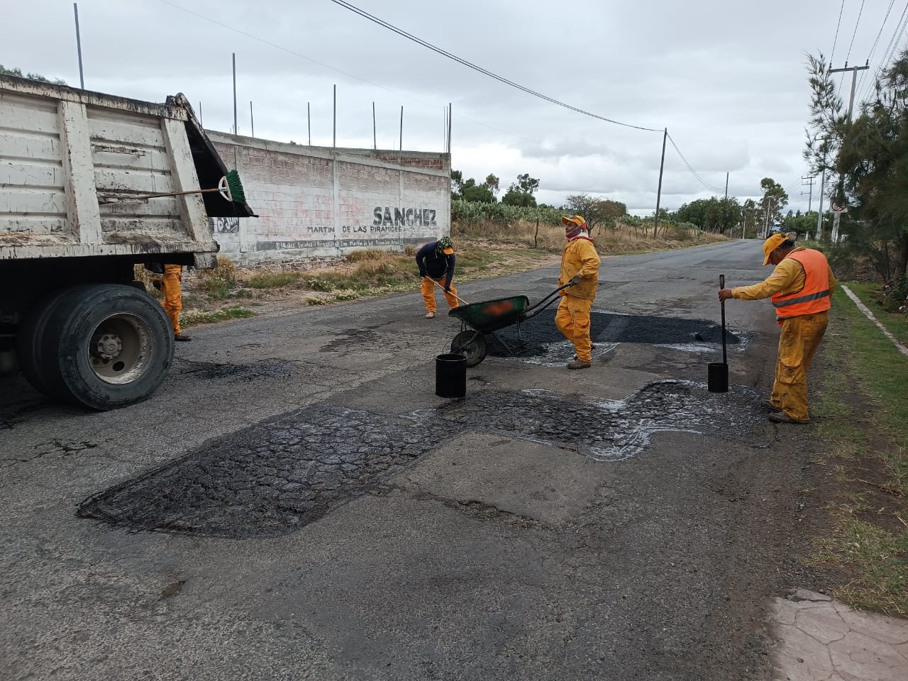 1701954219 915 Esta ocasion nos encontramos en SantaMariaTezompa realizando labores de bacheo