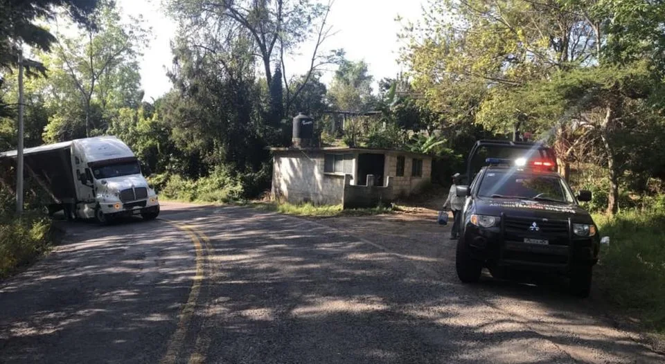 1701965847 Se les informa que solo hay paso por un carril jpg