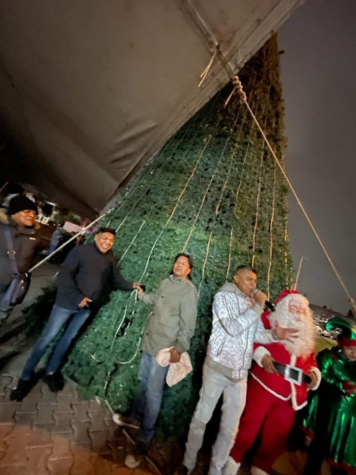 1702039586 904 Esta noche se llevo a cabo el encendido del arbol