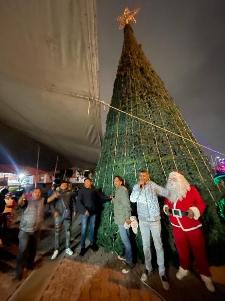 1702039592 519 Esta noche se llevo a cabo el encendido del arbol