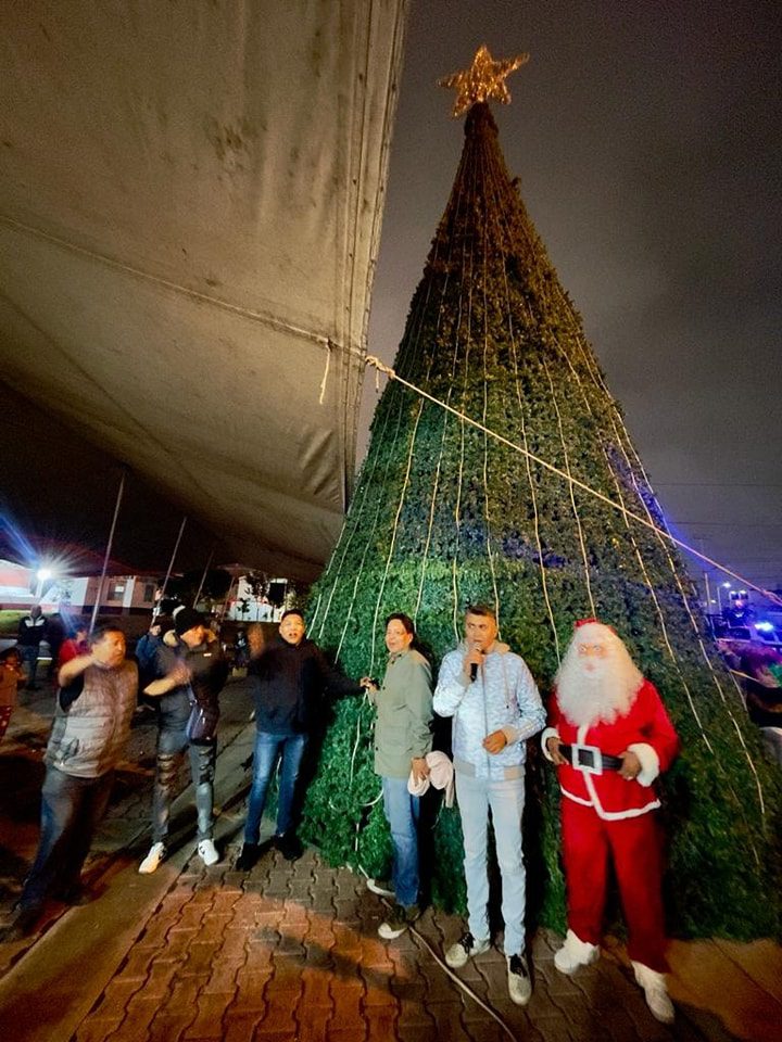 1702039599 168 Esta noche se llevo a cabo el encendido del arbol