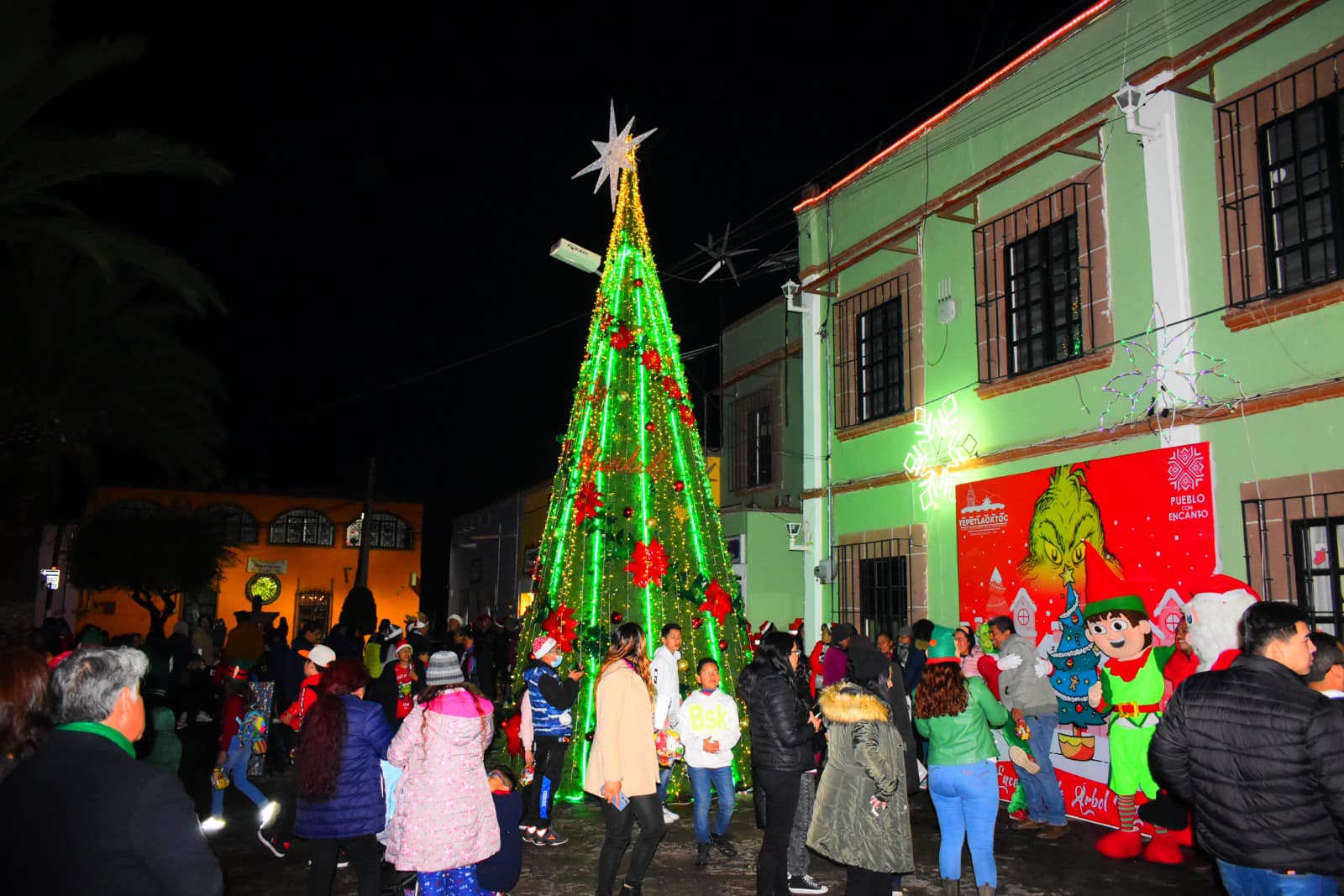 1702040146 722 ¡Encendimos el arbol de navidad