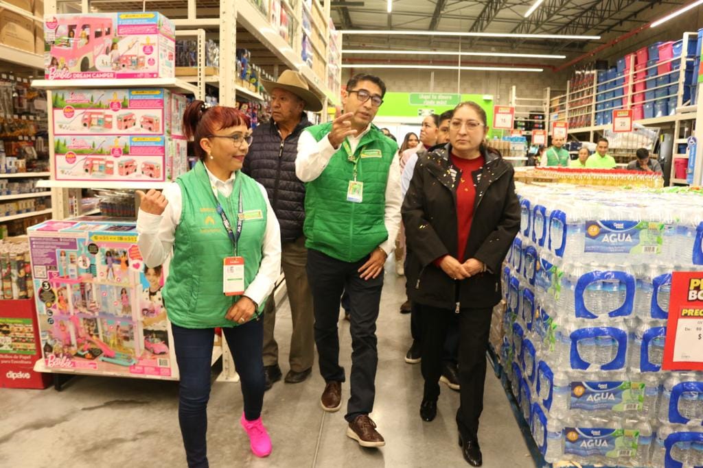 1702051382 405 Acompanada de los Integrantes del Cabildo la Presidenta Municipal Maria