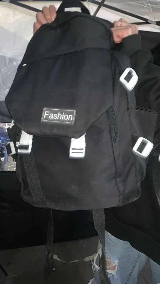 1702059067 Dejaron olvidada esta mochila en Pista de Hielo quien sea jpg