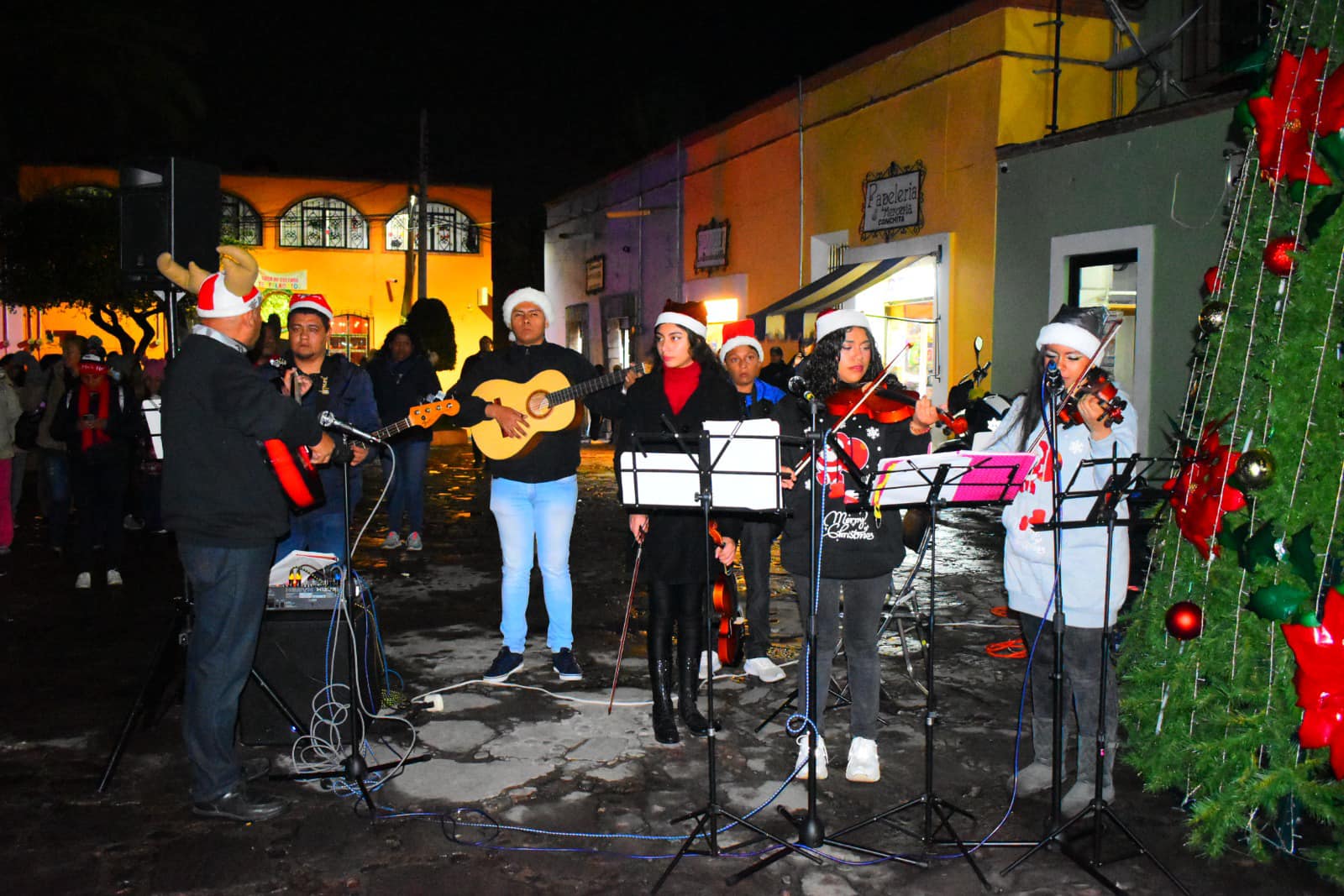 1702062003 999 ¡Encendimos el arbol de navidad