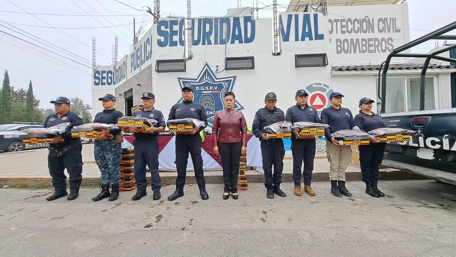 1702063415 Alcaldesa entrega uniformes a elementos de seguridad publica scaled