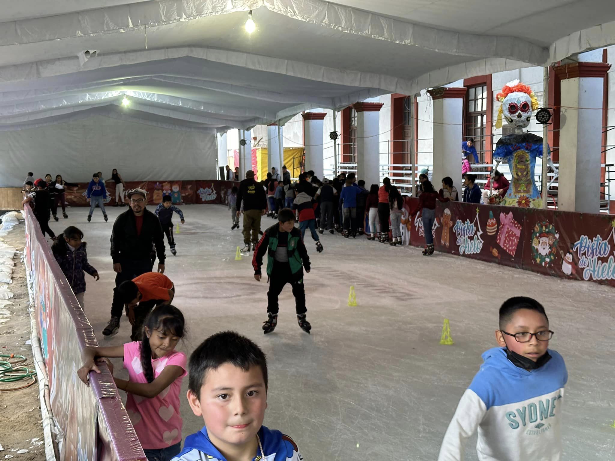 1702066341 540 El dia de hoy nuestra PistaDeHielo se engalana con la