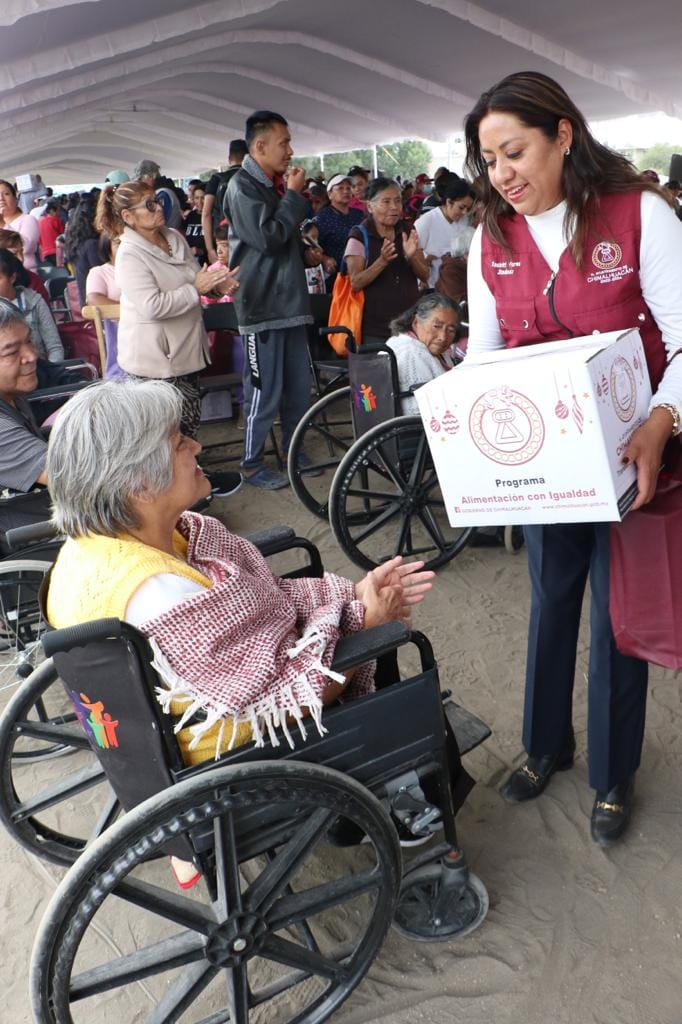 1702078326 504 XOCHITL FLORES APOYA FAMILIAS VULNERABLES CON CANASTAS ALIMENTARIAS