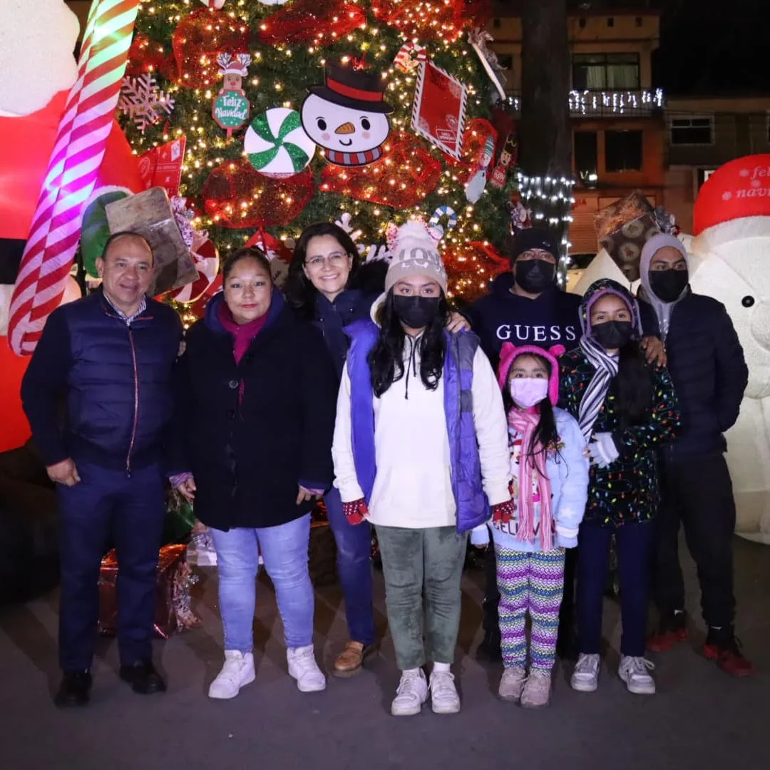 1702079959 Les comparto las fotos del encendido del arbol de Navidad jpg