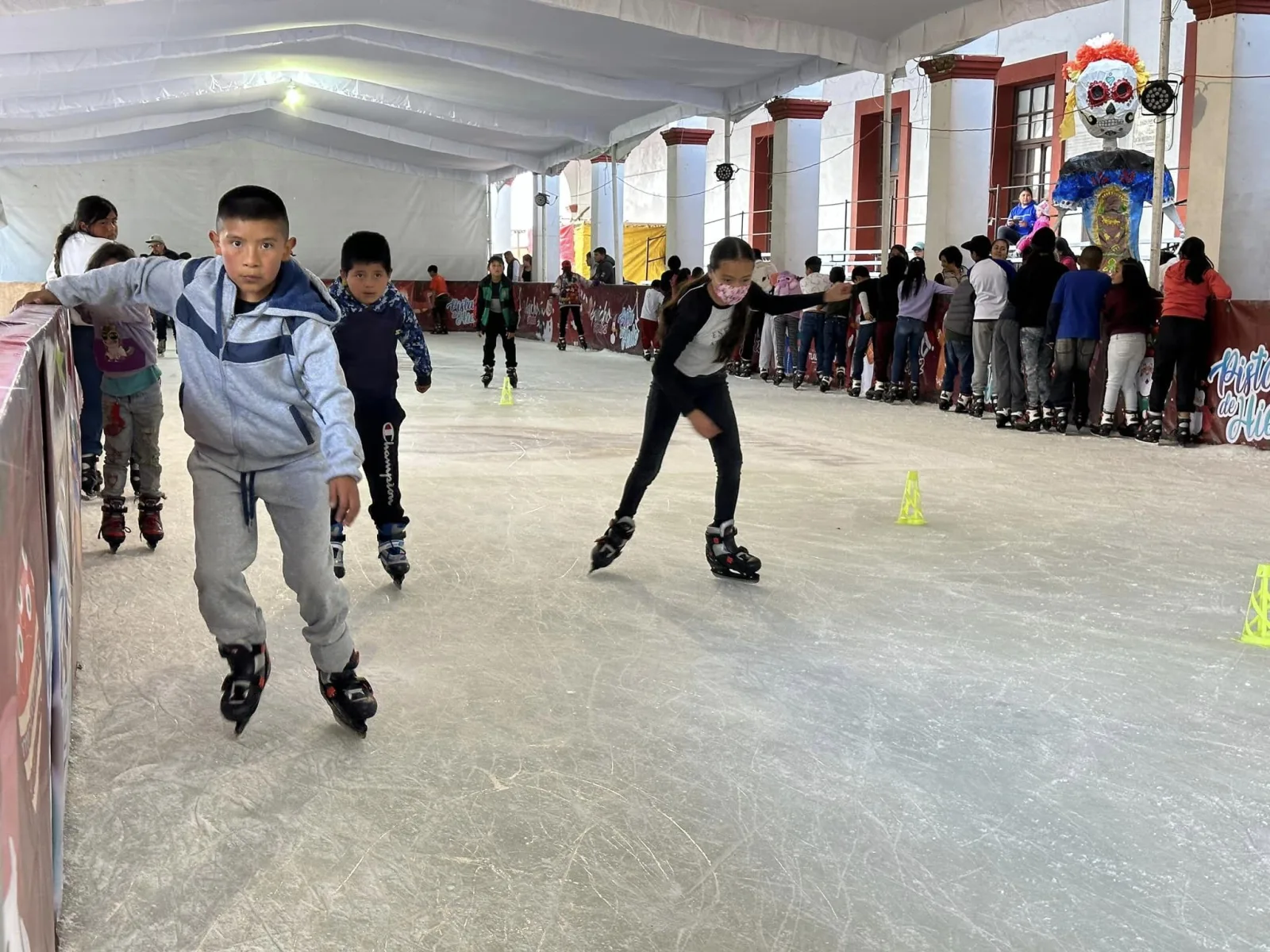 1702123799 El dia de hoy nuestra PistaDeHielo se engalana con la scaled