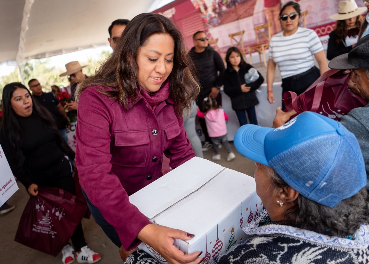 1702135942 936 XOCHITL FLORES APOYA FAMILIAS VULNERABLES CON CANASTAS ALIMENTARIAS