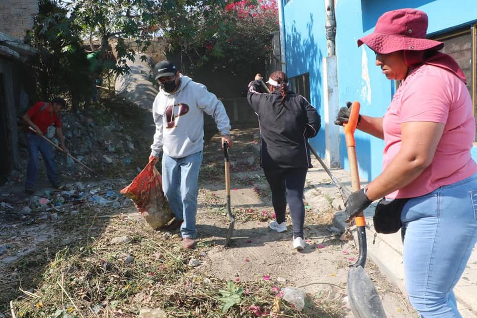 1702150460 47 REFUERZAN JORNADAS SABATINAS DE LIMPIEZA AL MARGEN DEL CANAL RIO