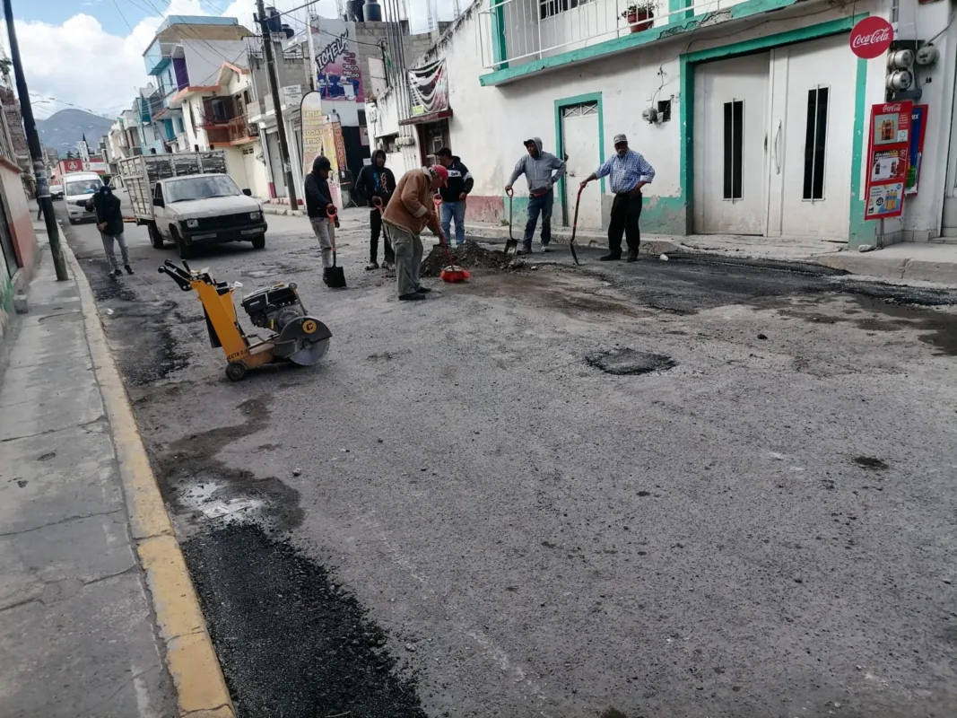 1702555434 82 Damos mantenimiento a la Calle Miguel Hidalgo de la delegacion