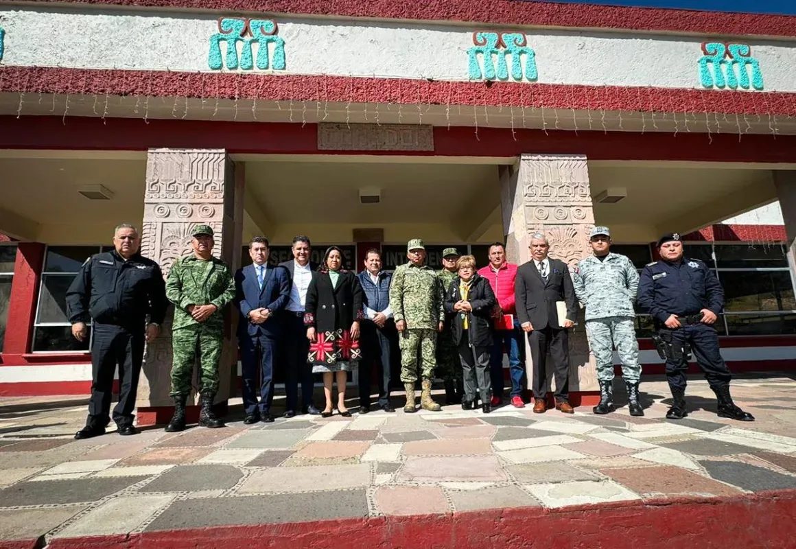 1703932693 SEGURIDAD La Presidenta Municipal Cristina Gonzalez Cruz sostuvo una jpg