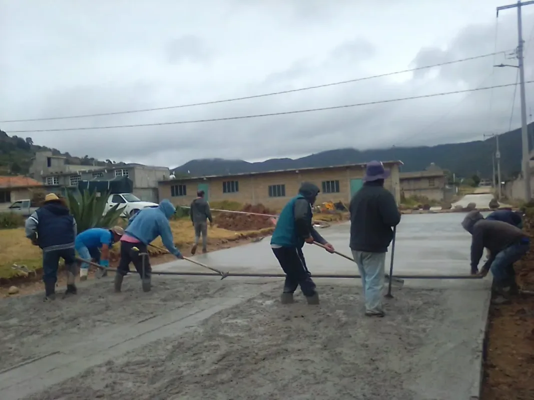 1703986212 Continuamos la construccion de concreto hidraulico en paraje de San jpg