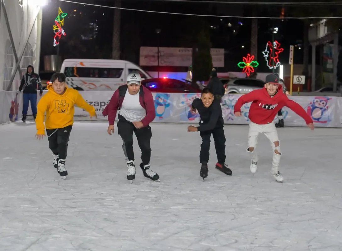 1703991734 Cientos de personas visitan nuestra Pista de Hielo en AtizapanDeZarzagoza jpg