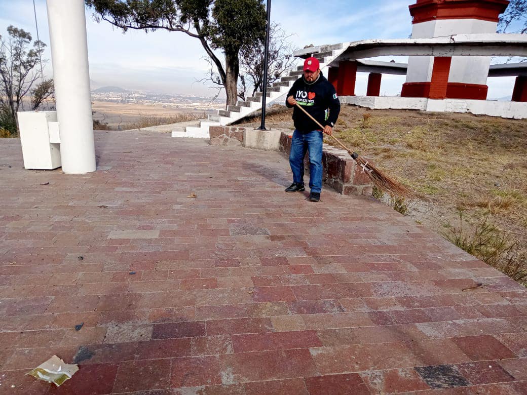 1704236525 113 Esta manana ServiciosPublicos trabaja en la limpieza de la Plaza