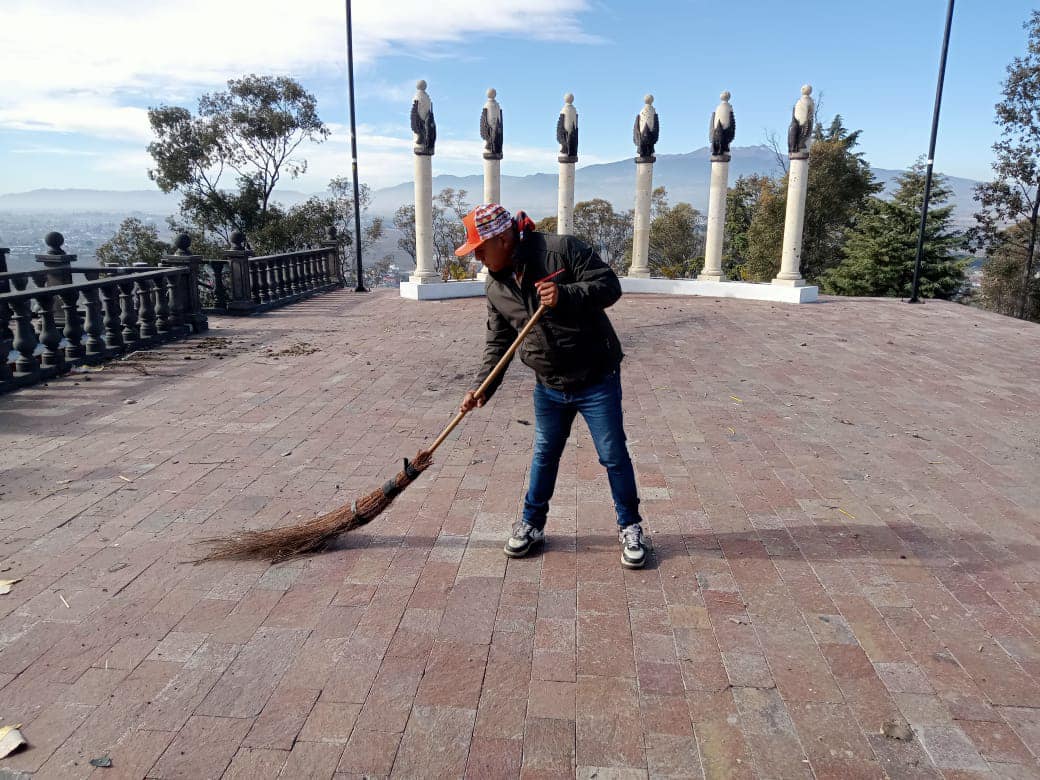 1704236533 Esta manana ServiciosPublicos trabaja en la limpieza de la Plaza