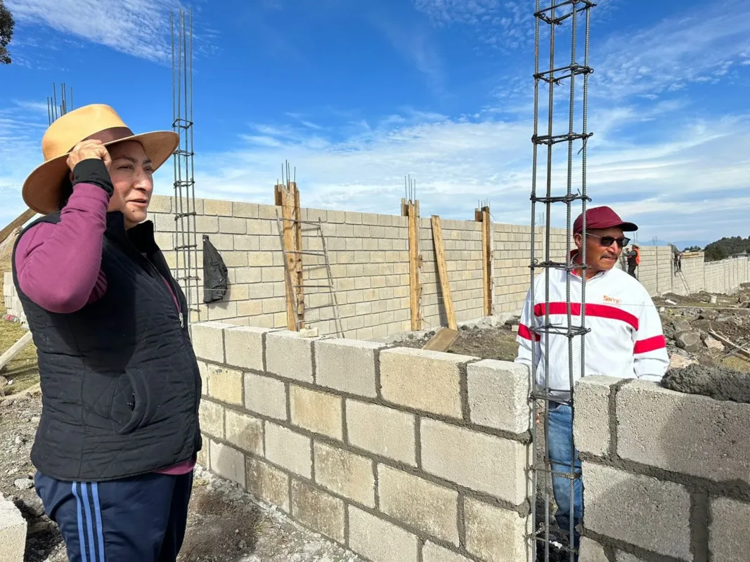 1704239772 La Presidenta Municipal Maria Luisa Carmona Alvarado visito el Colegio jpg