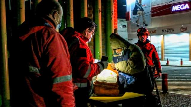 1704311890 Extiende una mano solidaria durante la temporada invernal Si conoces