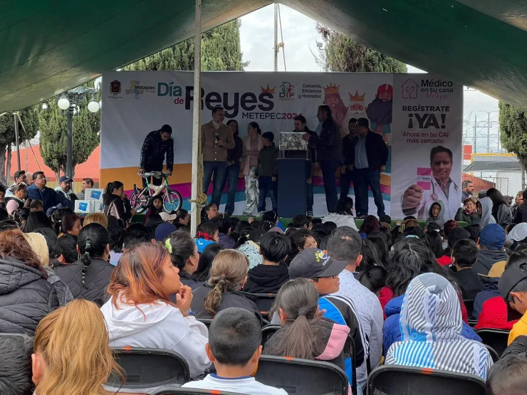 1704658697 Los Reyes Magos continuan su tour por Metepec Ninas y jpg